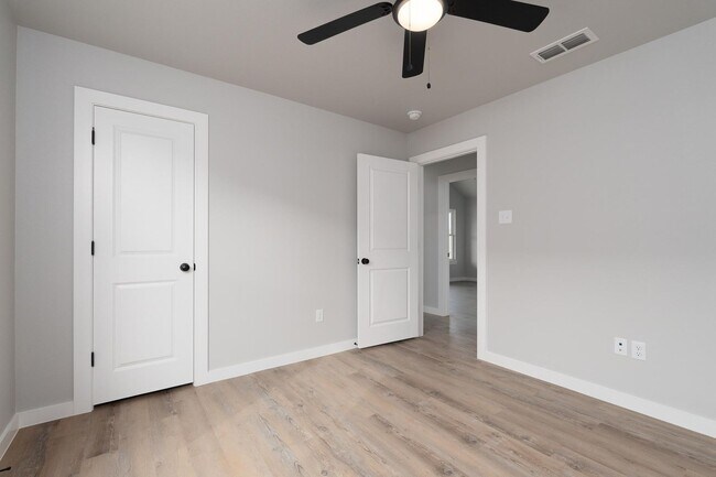 Building Photo - Stylish 3/2 Home with Open Concept Living — 15 Min to Stargate