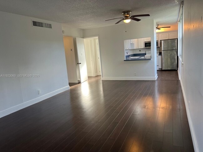 Building Photo - 9441 Evergreen Pl