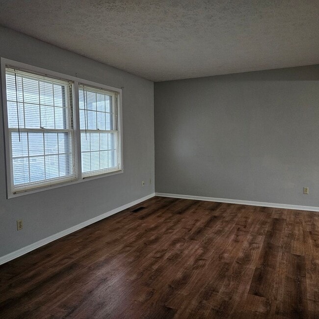 Building Photo - 1252 Colonial Dr