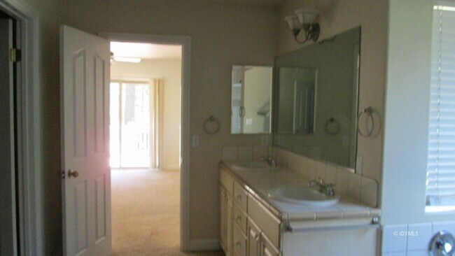 Building Photo - 3 bedroom Rental with garage