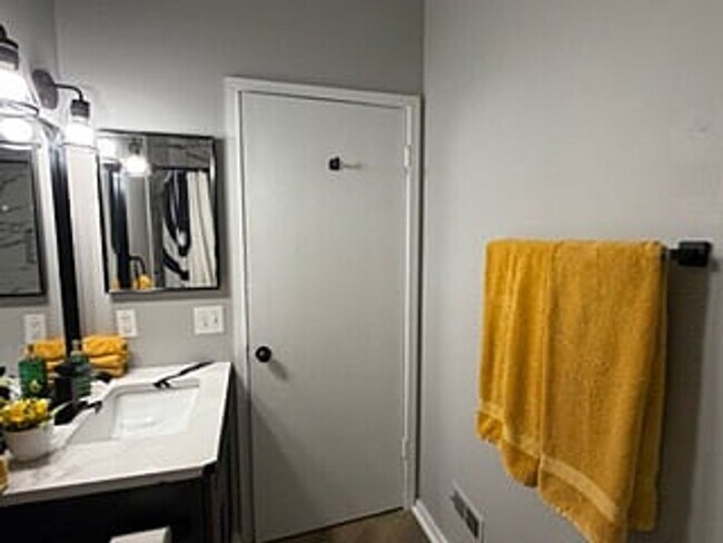 Building Photo - Luxurious 2-Bedroom Apartments with Modern Flair and Parkside Living!