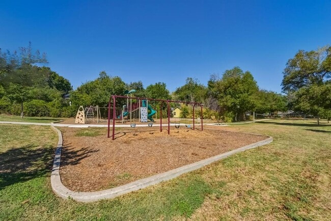 Building Photo - 601 E 8th St