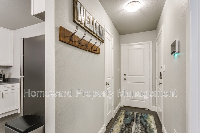 Building Photo - 3809 Huntington Dr