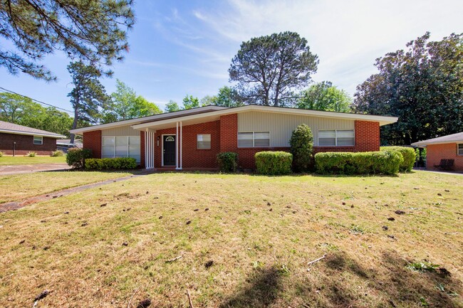 Building Photo - ** 3 bed 2 bath located in Dalraida **Call (334-366-9198 to schedule a self tour)  $500 move-in i...