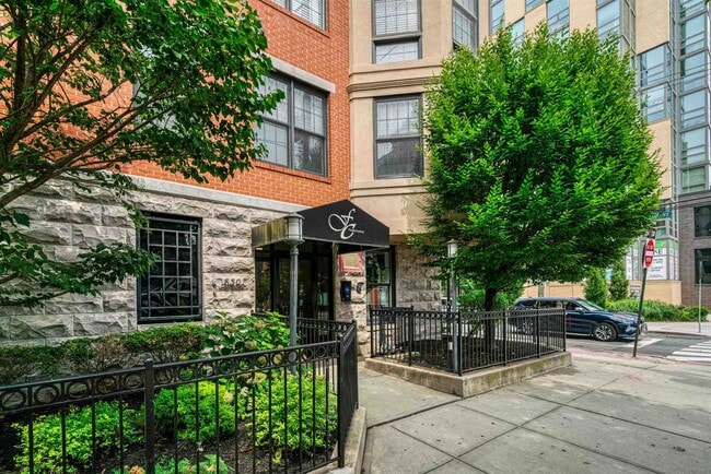 Building Photo - 830 Monroe St