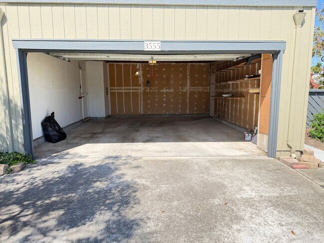 Building Photo - 3555 Magnolia Dr
