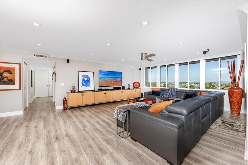 Building Photo - 736 Island Way