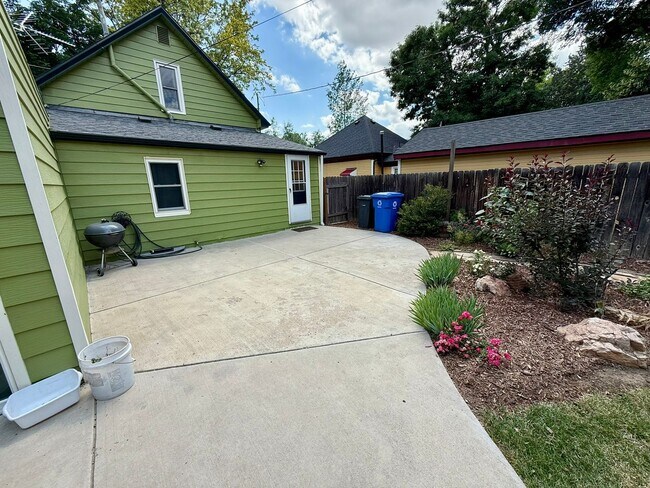 Building Photo - Downtown Charmer with Many Updates
