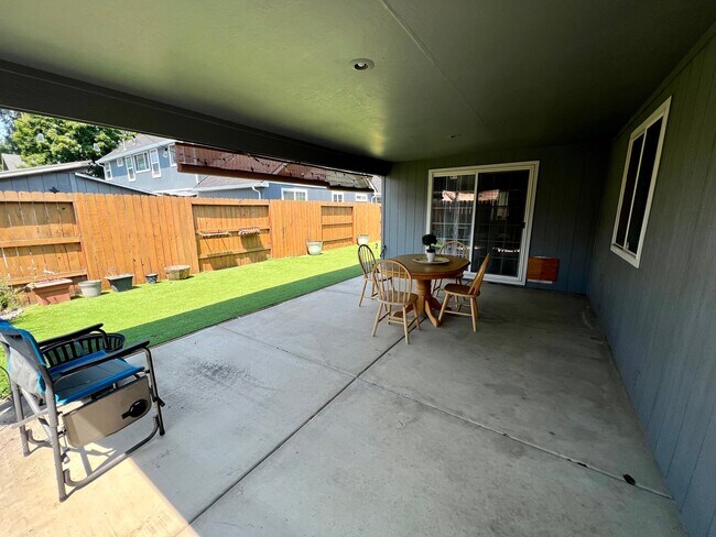 Building Photo - 1610 Warren Way