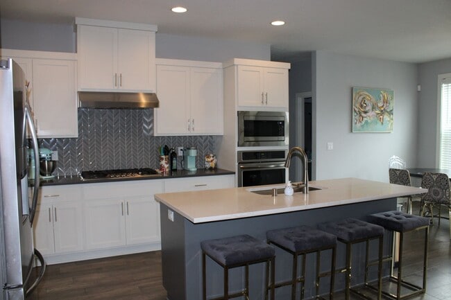 Building Photo - BEAUTIFUL 4+ BR, 2.5 BA - SPECIAL $500 OFF First Mo. Rent!!