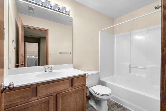 Building Photo - Beautiful End Unit Condo - 4 Bedrooms, Lin...