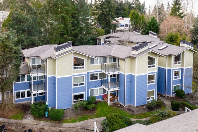 Building Photo - Top Floor 2 BD 2 BA Redmond Condo with Vau...