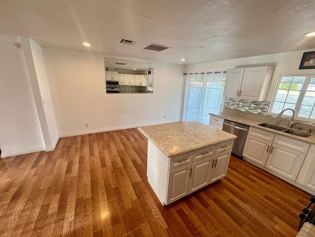 Building Photo - Beautiful 4 bedroom in West Lancaster