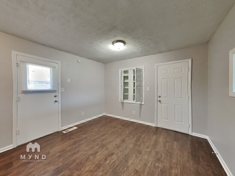 Building Photo - 2620 Eagledale Dr