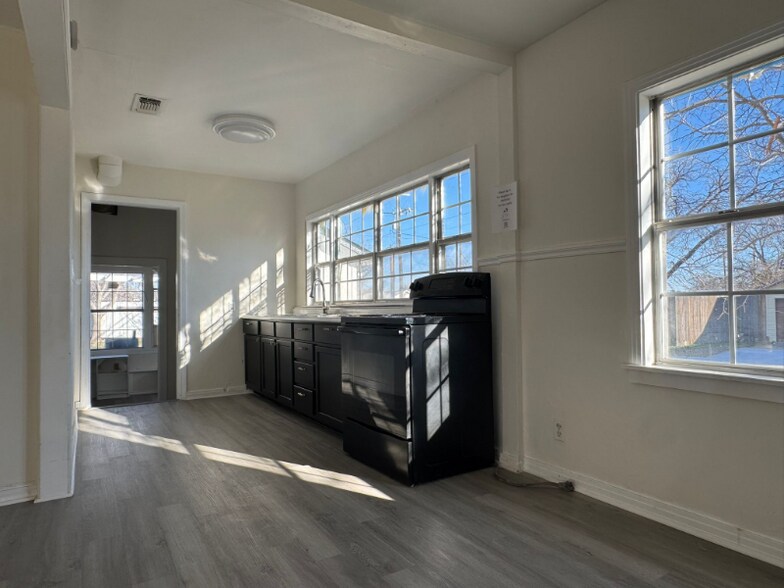 Building Photo - 2102 Webster St