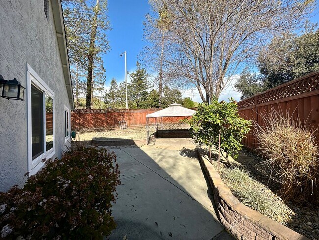 Building Photo - Lovely 2 bed 1 bath!