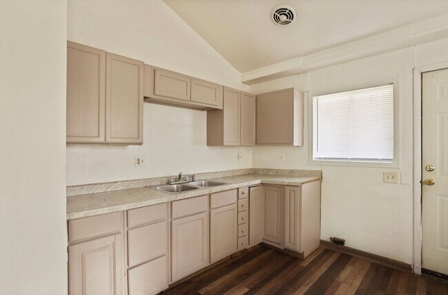 Building Photo - Open concept home in the City of Saginaw!