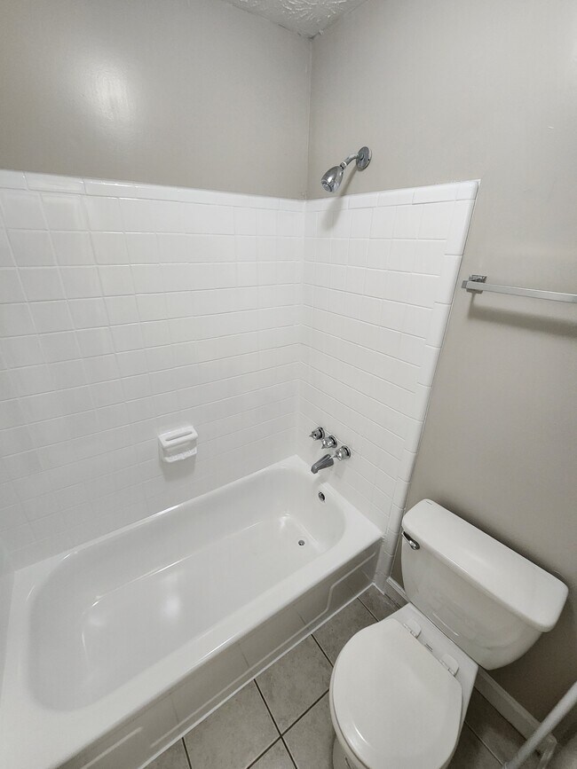 Building Photo - 9400 Roberts Dr