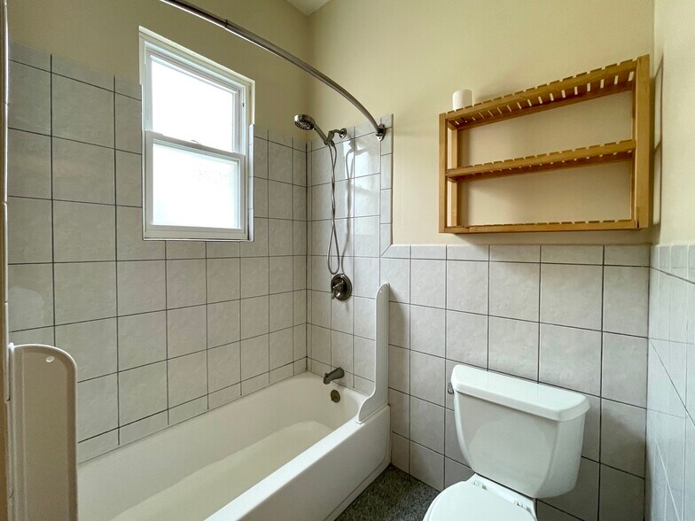 Building Photo - 2028 N Hamlin Ave