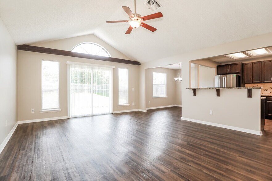 Building Photo - 8465 Rockridge Dr