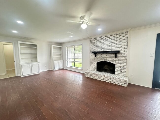 Building Photo - UPDATED IN TOWN SOUTH-LARGE 4/3 BRICK HOME-VERY NICE