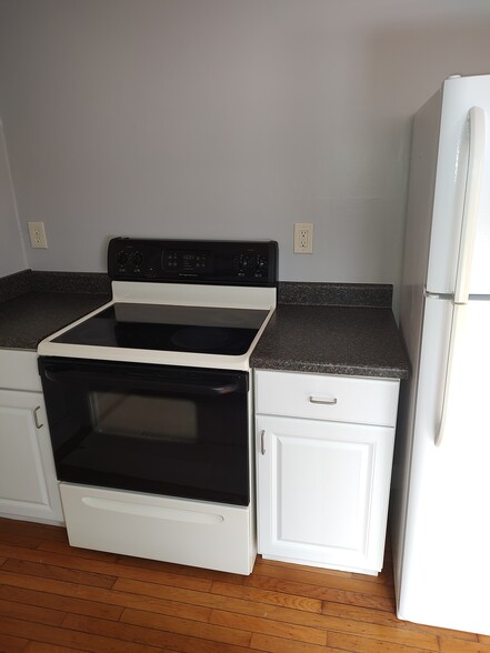 Stove and refrigerator - 121 Huyshope Ave