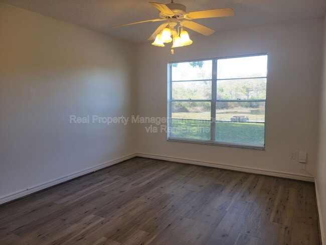 Building Photo - 4903 Myrtle Oak Dr