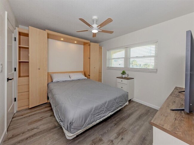 Building Photo - 1400 Tarpon Center Dr