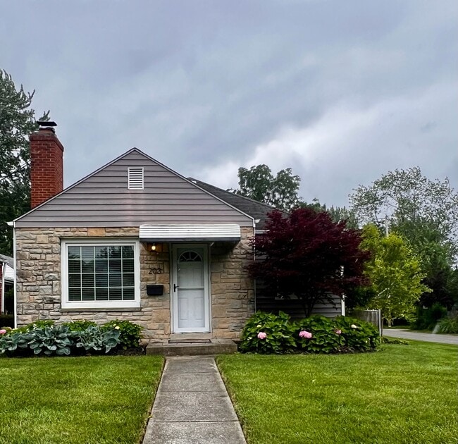 Primary Photo - 203 E Jeffrey Pl