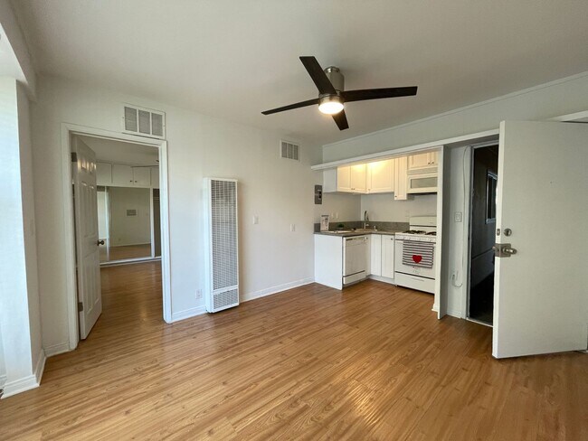 Interior Photo - 400-420 N. Oakland Ave