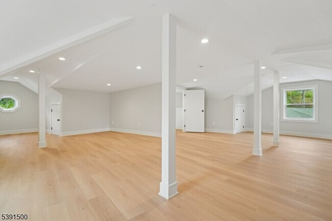 Building Photo - 15 Lake Rd