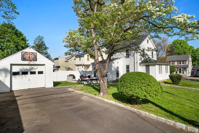 Building Photo - 15 Overland Ave