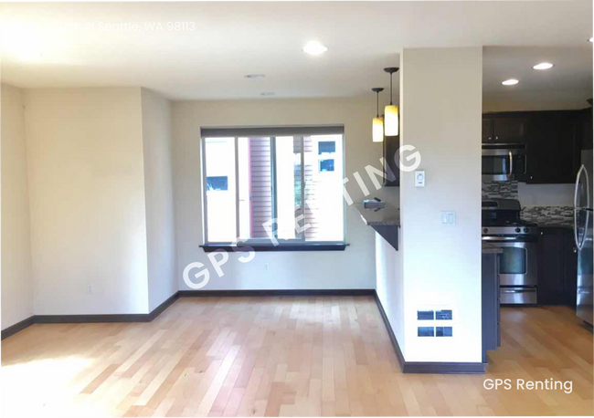 Building Photo - 3 Bed 2.5 Bath Town Home in North Seattle