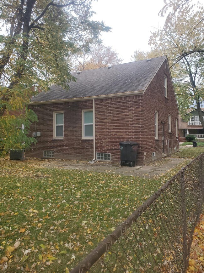 Building Photo - 8059 Middlepointe St