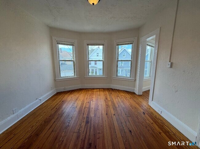 Building Photo - 120 Rennell St
