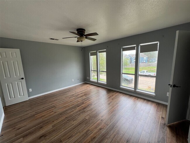 Building Photo - 8332 Oakhaven Rd