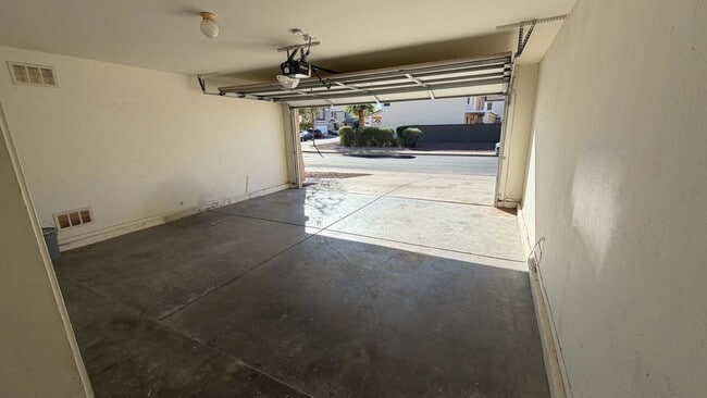 Building Photo - Spacious Surprise home with large backyard