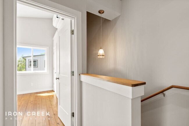 Building Photo - Beautiful Two-Bedroom Compact Cottage in S...