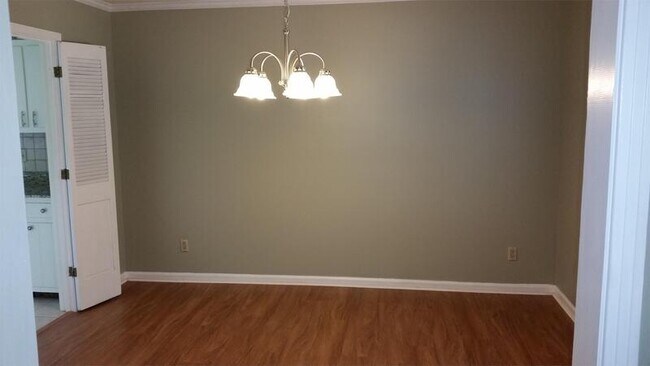 Building Photo - 41 W Viking Dr