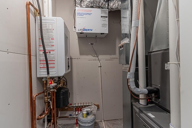 Building Photo - 5846 James Dr W