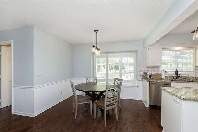 Building Photo - Lovely 4 Bedroom 2 Bath Home in Carmel!