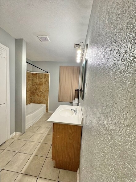 Building Photo - 2104 Hillburn Dr