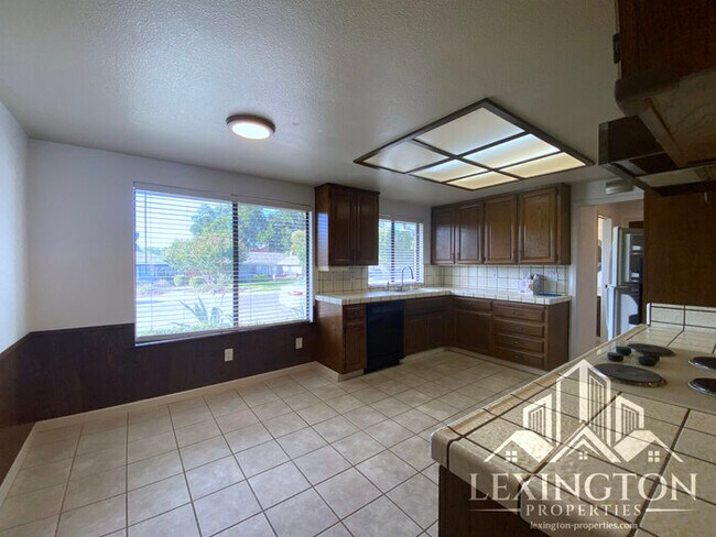 Building Photo - Beautiful, 3BD/2BA +Bonus Rooms, Bungalow ...