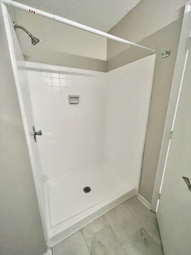 Building Photo - Must see this adorable 2 Bedroom, 2 bath condo on the 2nd floor in the RoseCroft community