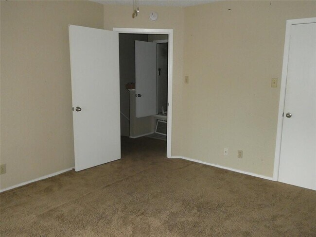 Building Photo - 1500 Waterloo Tr