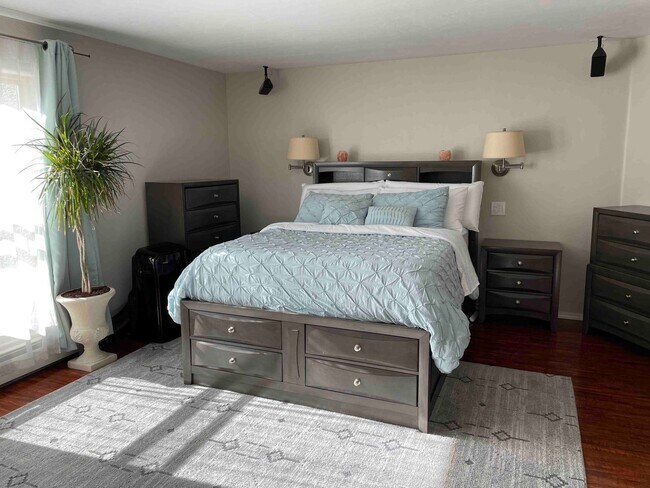 Building Photo - Anchorage downtown Condo! Walk or bike to work!