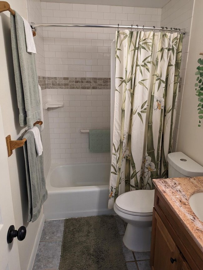 Building Photo - 2BR/1BA Penthouse with Ocean View