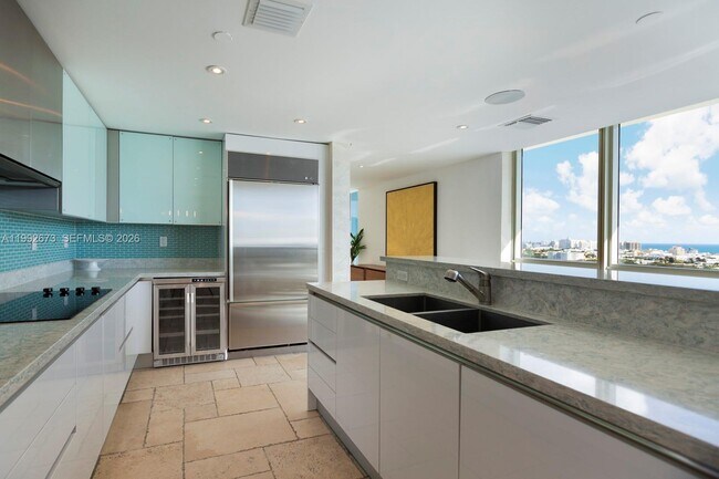 Building Photo - 520 West Ave