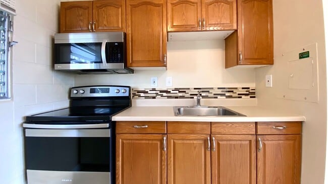 Building Photo - STUDIO w/ 1 PARKING AVAILABLE June 2025 NE...