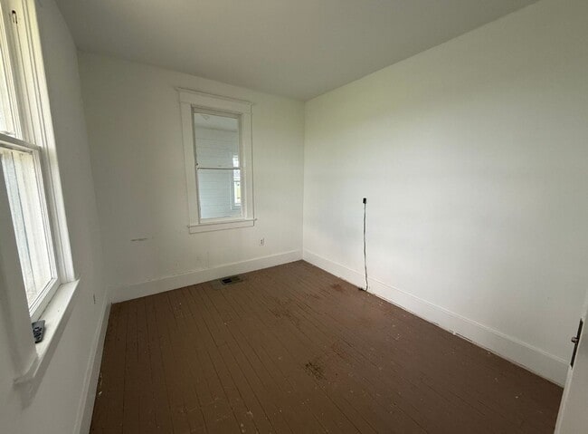 Building Photo - Charming Country Farmhouse in Elberta!